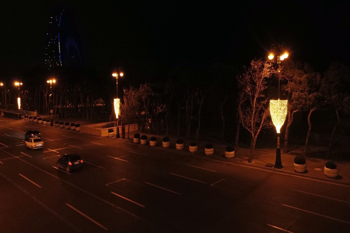 آماده سازی برای جشن سال نو در باکو - عکس 