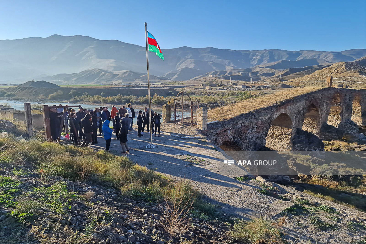 بازدید جهانگردان بین المللی از پل خداآفرین - عکس 