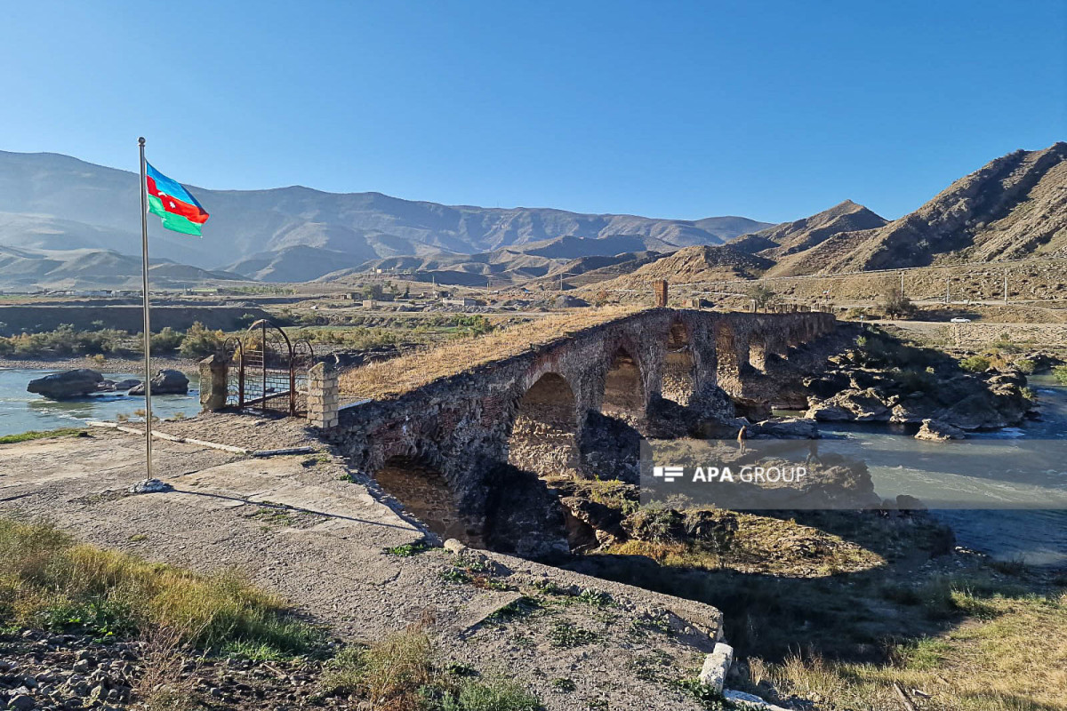 بازدید جهانگردان بین المللی از پل خداآفرین - عکس 