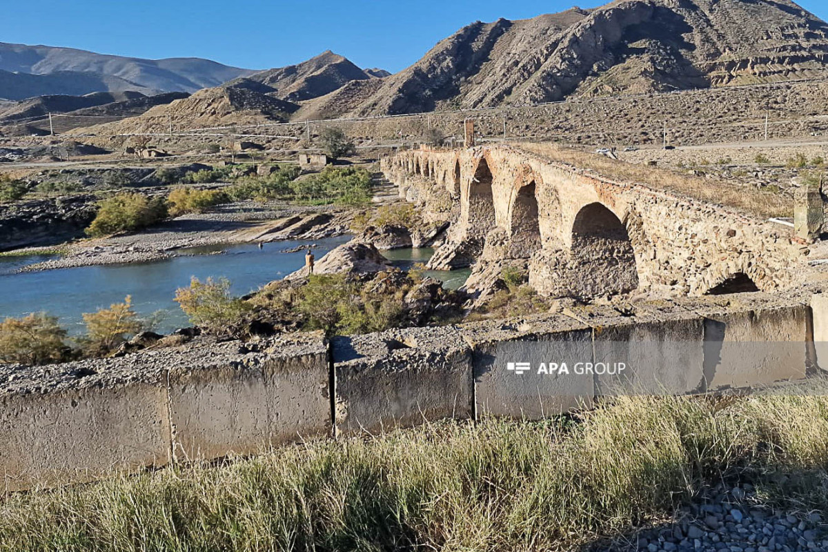 بازدید جهانگردان بین المللی از پل خداآفرین - عکس 