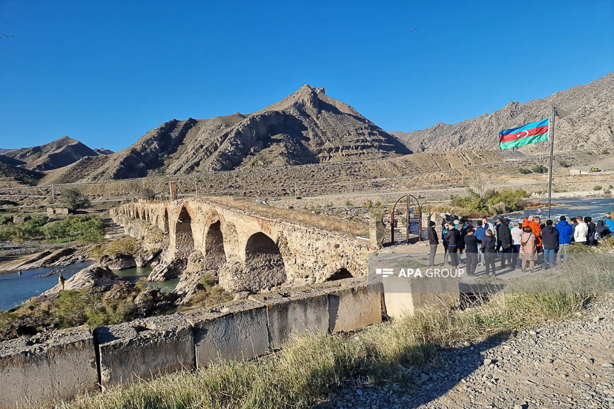 بازدید جهانگردان بین المللی از پل خداآفرین - عکس 