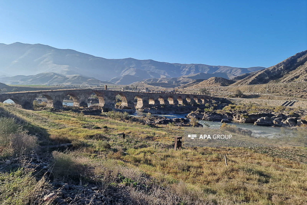 بازدید جهانگردان بین المللی از پل خداآفرین - عکس 
