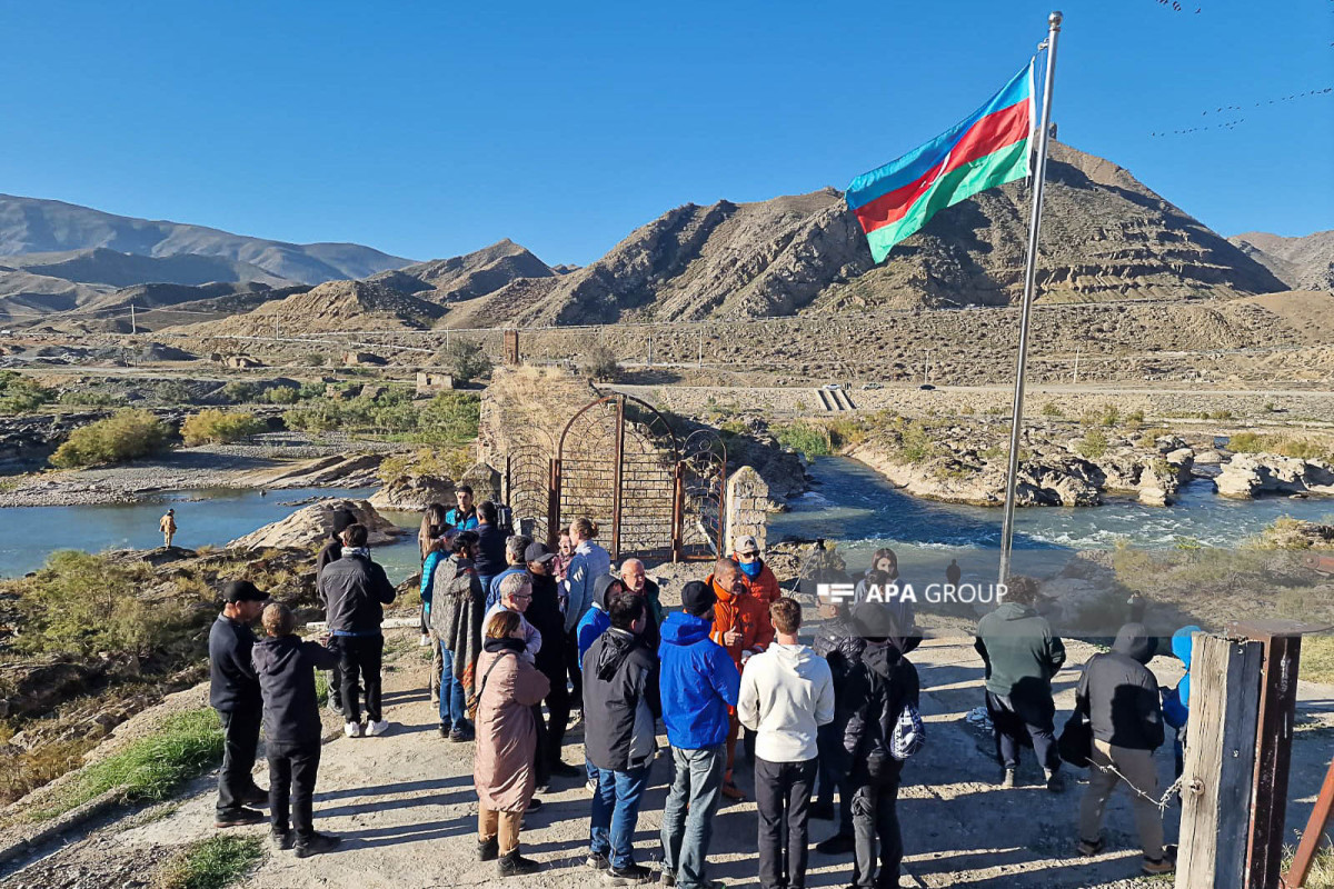بازدید جهانگردان بین المللی از پل خداآفرین - عکس 