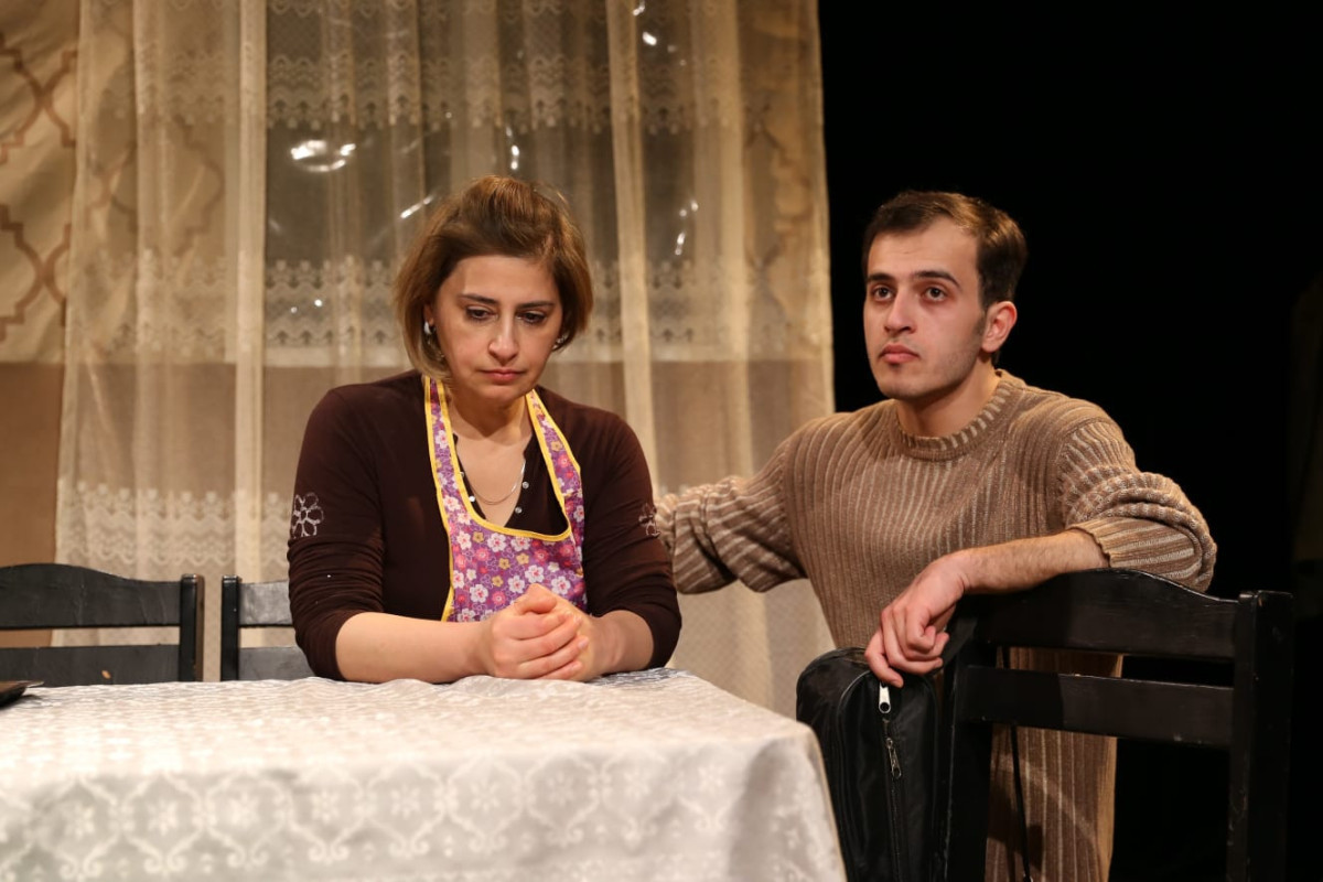 تئاتر تماشاگران جوان آذربایجان خود را برای نمایش آماده می کند