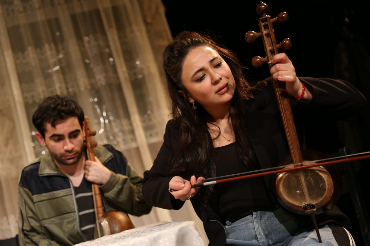 تئاتر تماشاگران جوان آذربایجان خود را برای نمایش آماده می کند