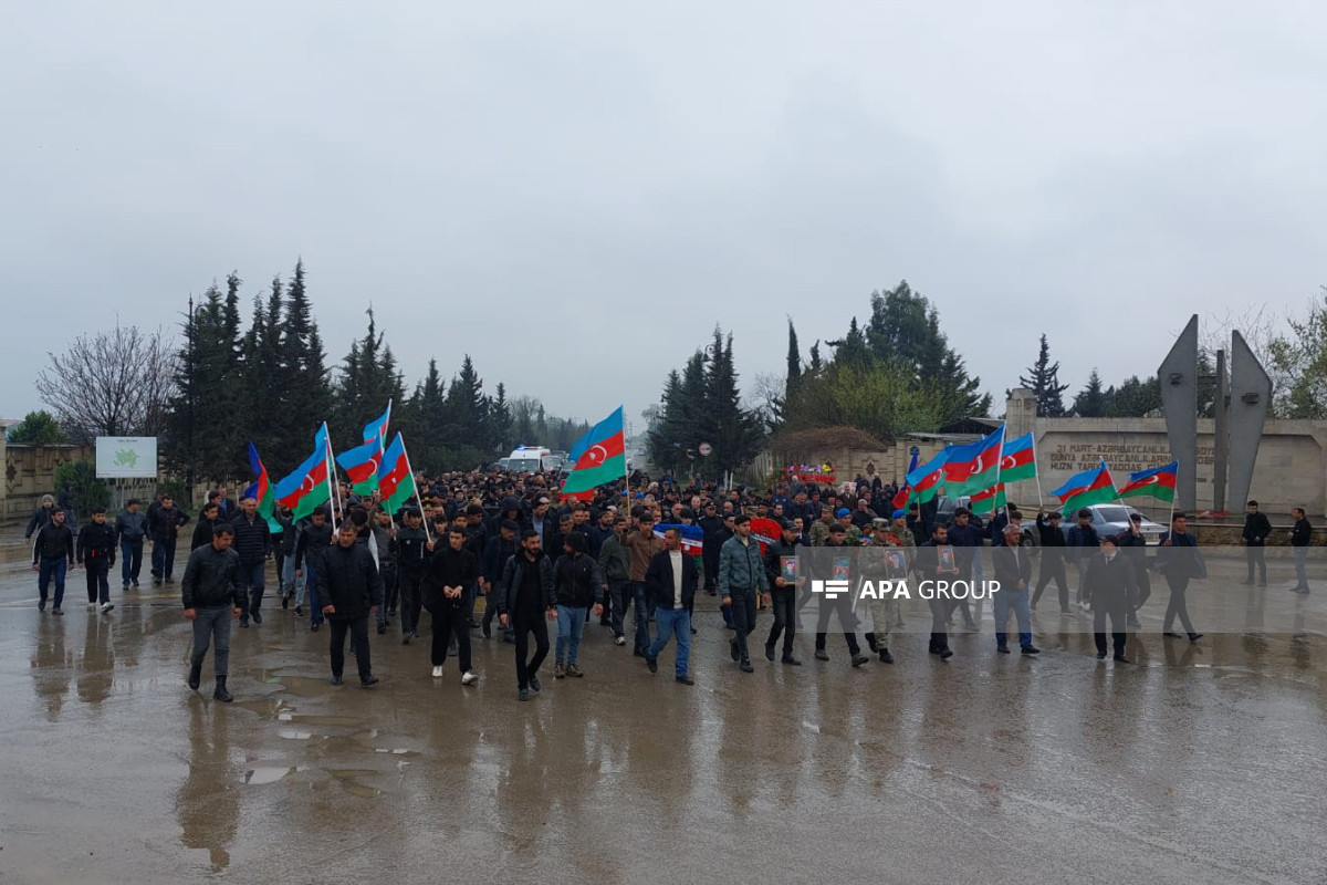پیکر افسری که در عملیات ضد تروریستی به شدت مجروح و روز گذشته جان باخت در سالیان تشییع شد - عکس 