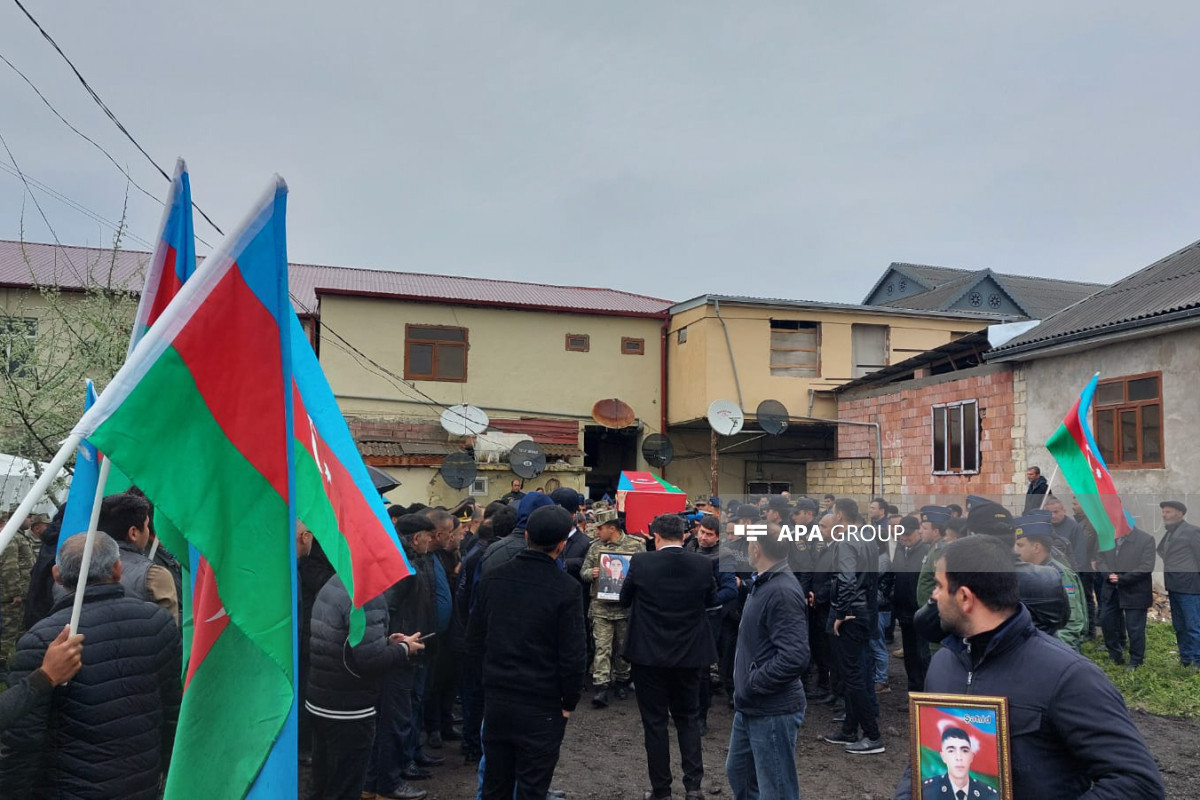 پیکر افسری که در عملیات ضد تروریستی به شدت مجروح و روز گذشته جان باخت در سالیان تشییع شد - عکس 