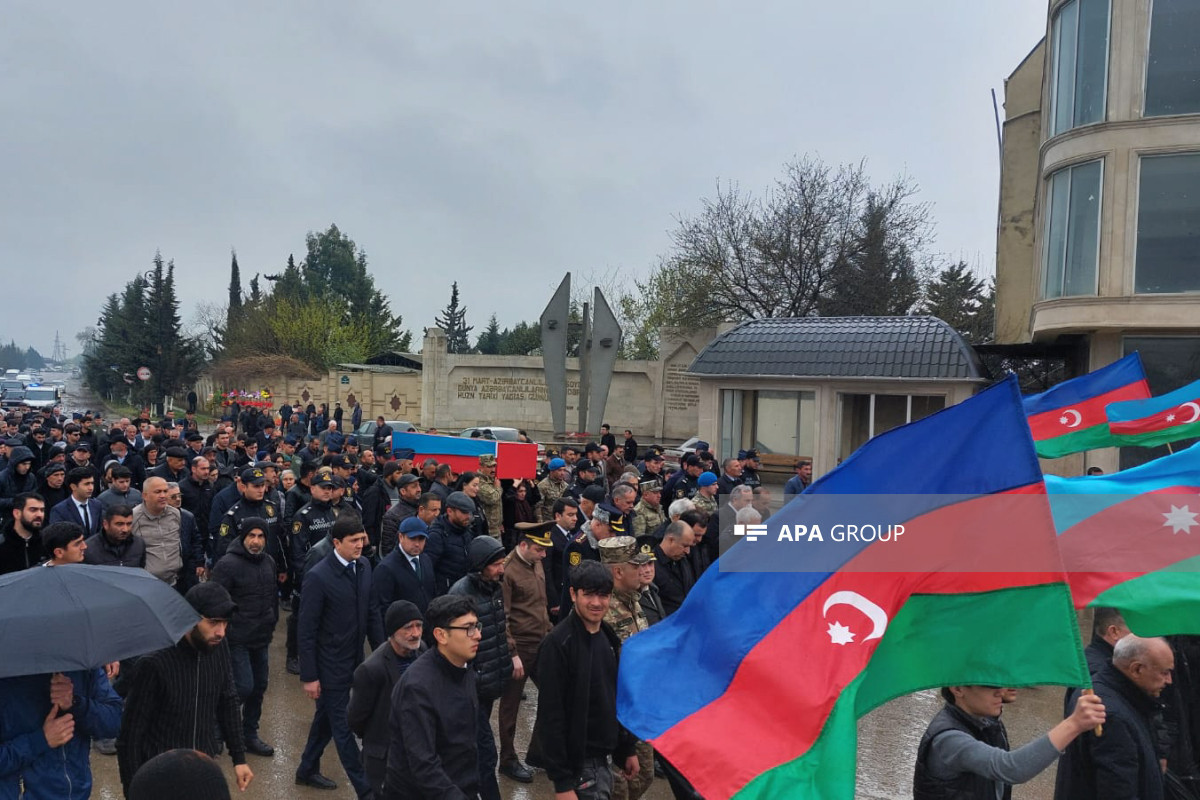 پیکر افسری که در عملیات ضد تروریستی به شدت مجروح و روز گذشته جان باخت در سالیان تشییع شد - عکس 