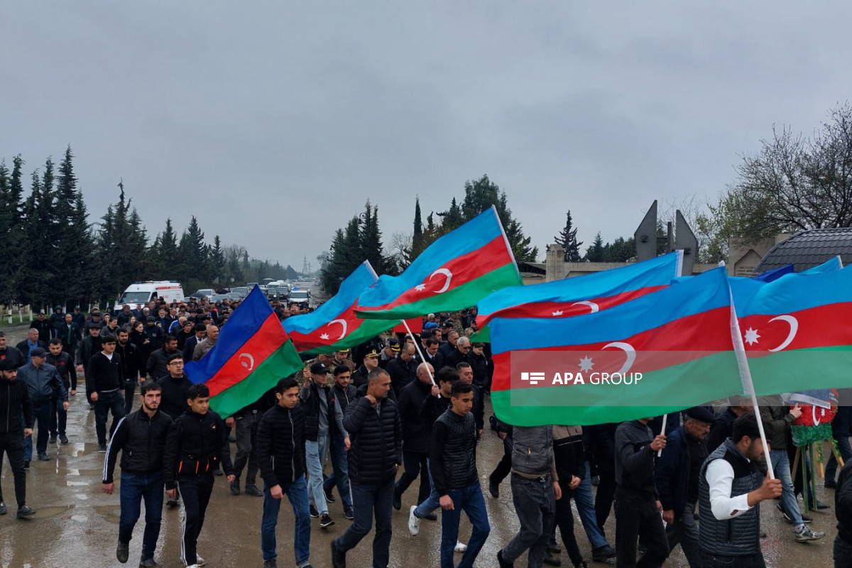 پیکر افسری که در عملیات ضد تروریستی به شدت مجروح و روز گذشته جان باخت در سالیان تشییع شد - عکس 