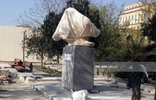 بنای یادبود چنگیز آیتماتوف در باکو نصب شد - عکس 