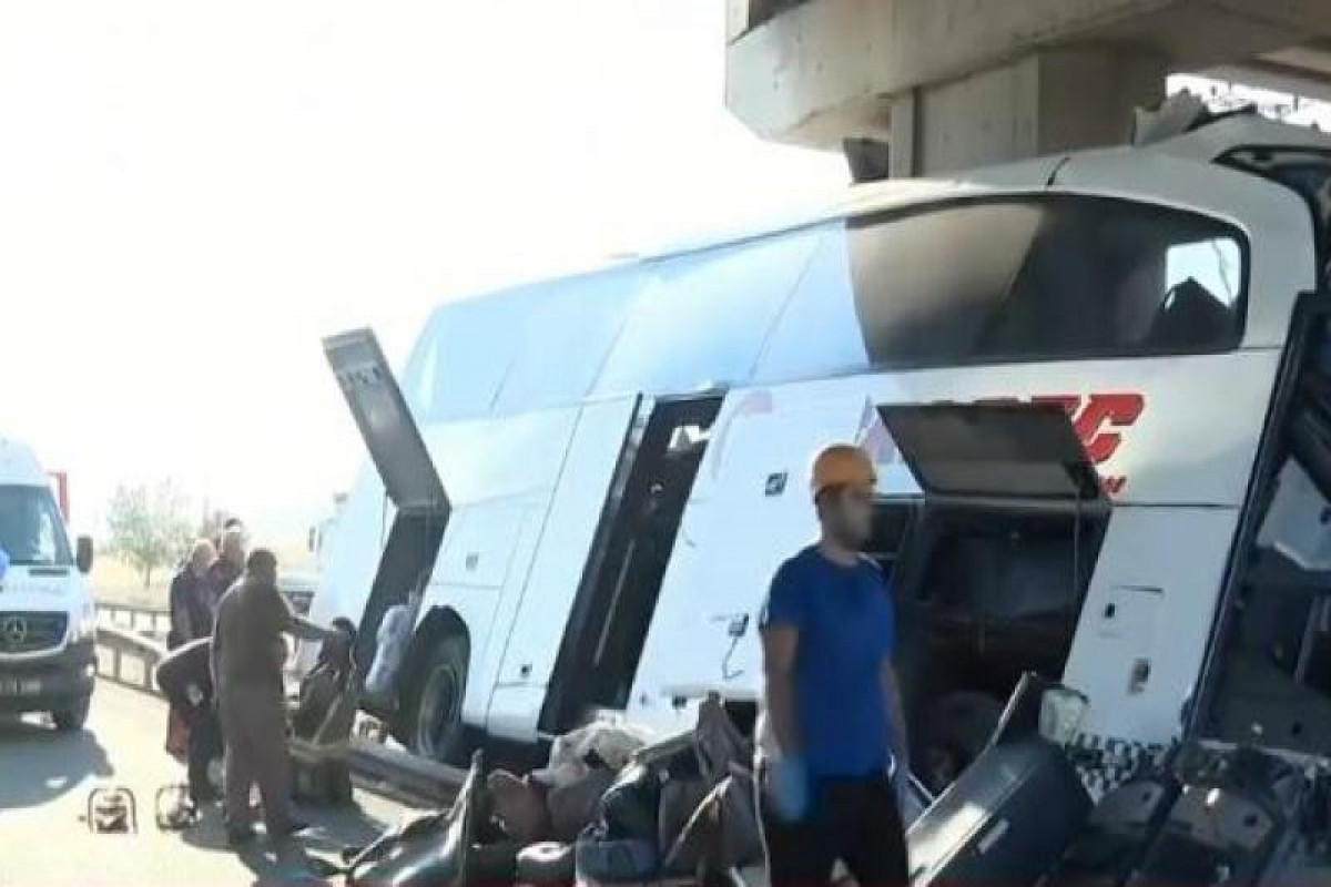 در برخورد اتوبوس مسافربری با پل در ترکیه ۱۱ نفر جان باختند - فیلم  - عکس 