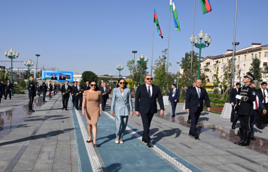رئیس جمهور و بانوی اول مقابل نقش برجسته حیدر علی اف در داشکند گل گذاشتند