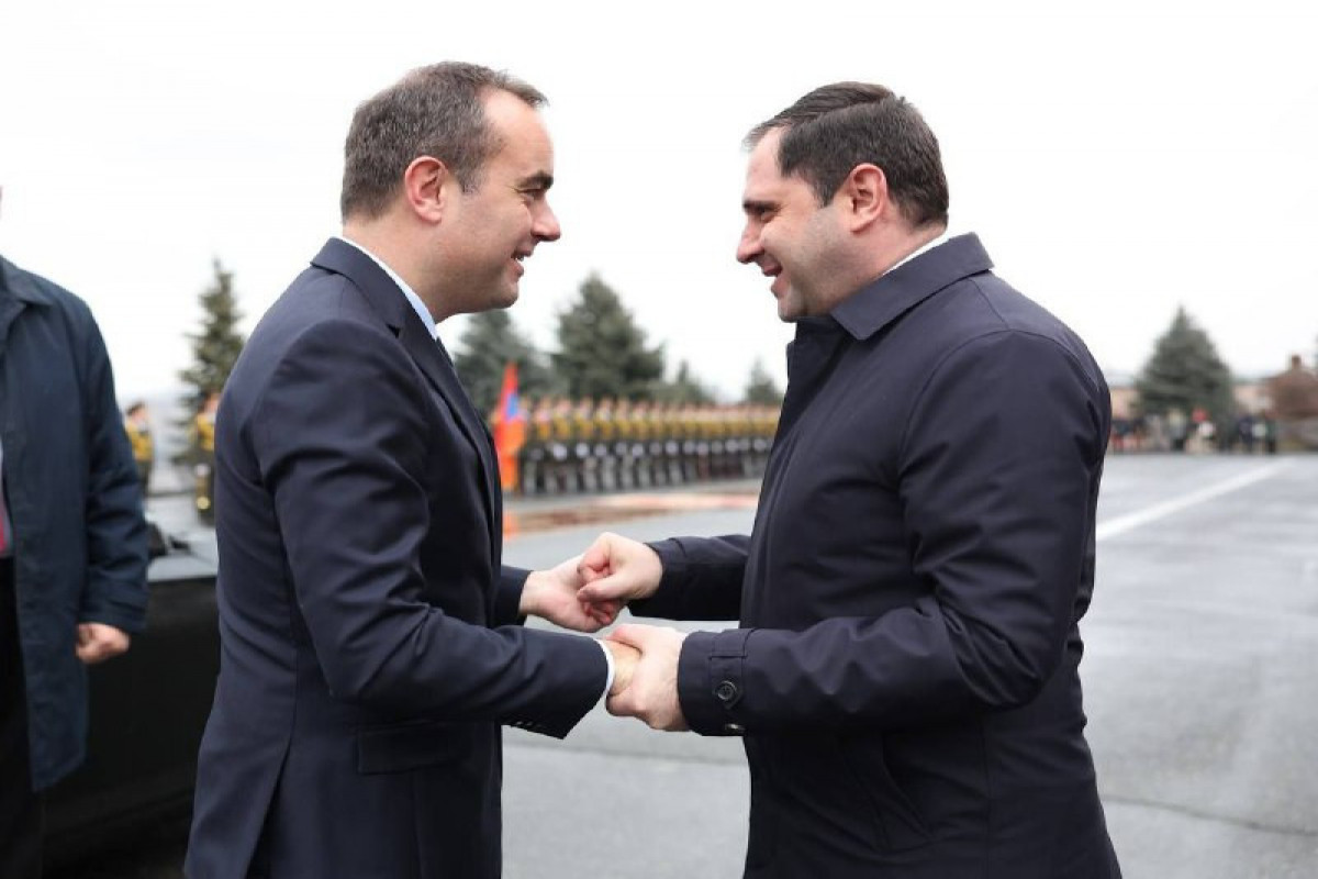 دیدار وزرای دفاع ارمنستان و فرانسه در ایروان