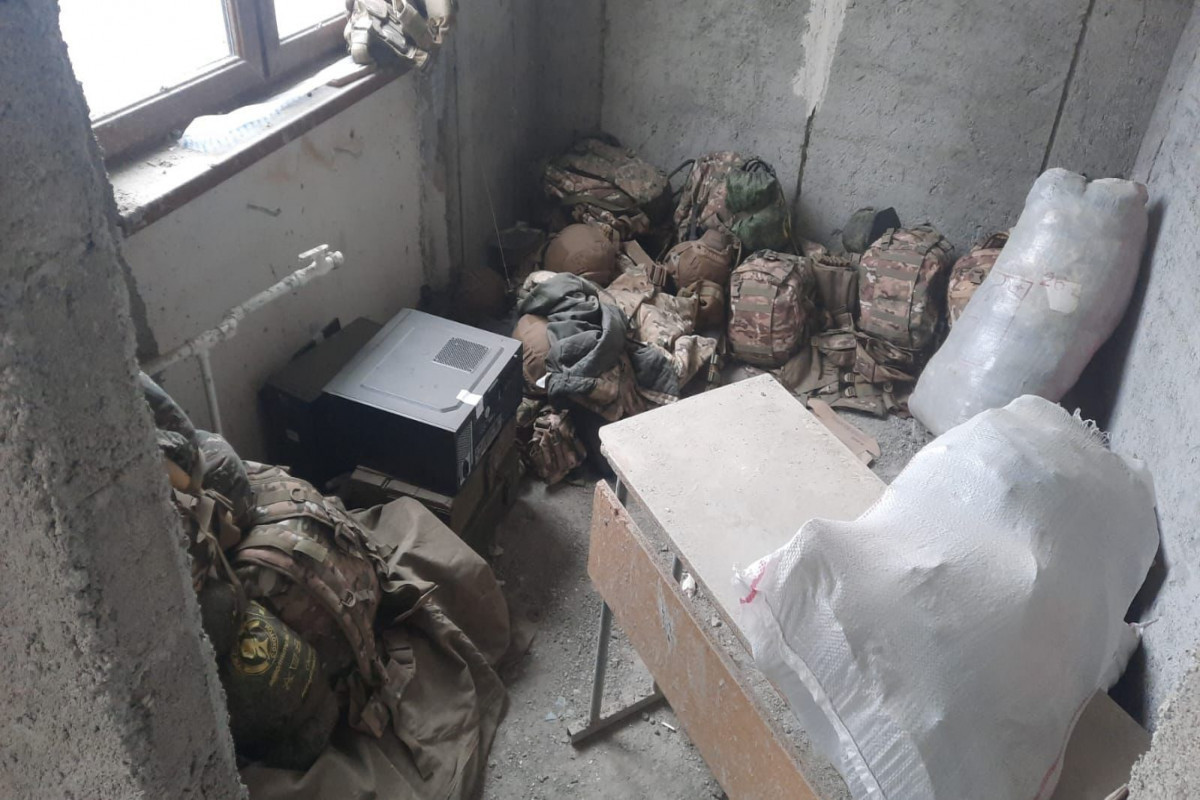 کشف پهپاد و مقدار زیادی مهمات در زیرزمین یک مهدکودک در خانکندی - عکس 
