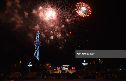 آتش بازی به مناسبت روز همبستگی آذربایجانی های جهان و سال نو میلادی در باکو برگزار شد