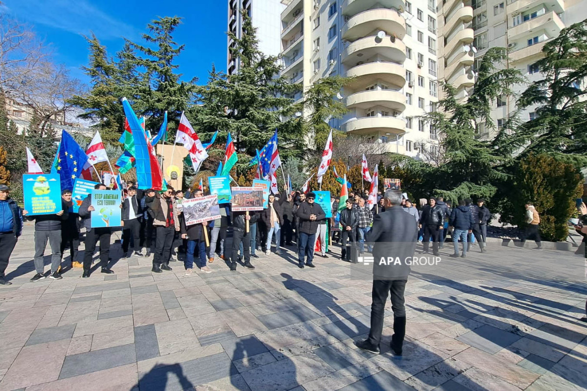 تظاهرات آذربایجانی ها مقابل دفتر تفلیس اتحادیه اروپا - عکس  - فیلم 