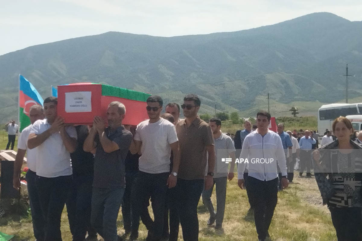پیکر پنج رزمنده که ۳۲ سال پیش به اوج شهادت رسیدند در خوجالی تشییع شد - عکس 