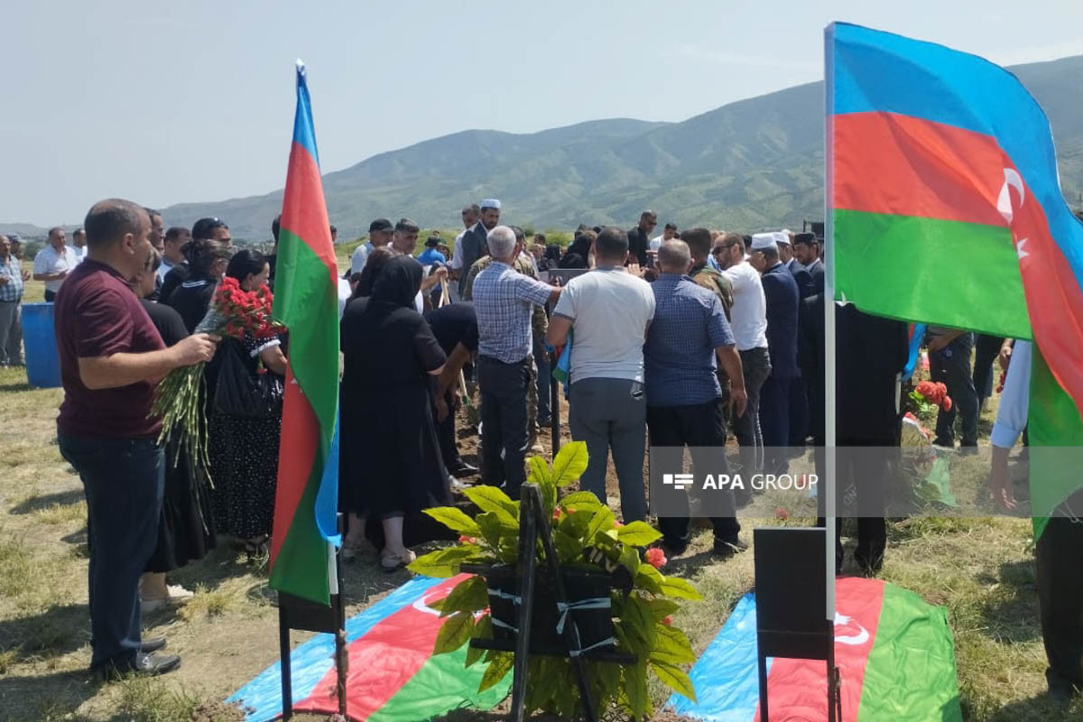 پیکر پنج رزمنده که ۳۲ سال پیش به اوج شهادت رسیدند در خوجالی تشییع شد - عکس 