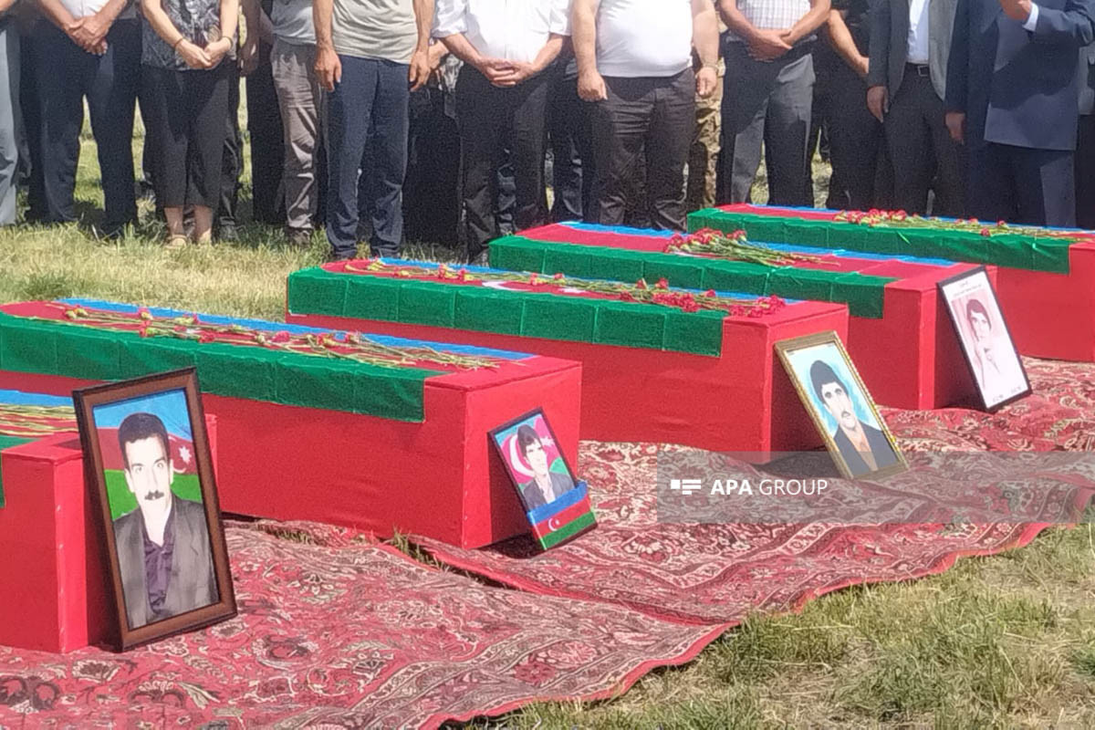 پیکر پنج رزمنده که ۳۲ سال پیش به اوج شهادت رسیدند در خوجالی تشییع شد - عکس 