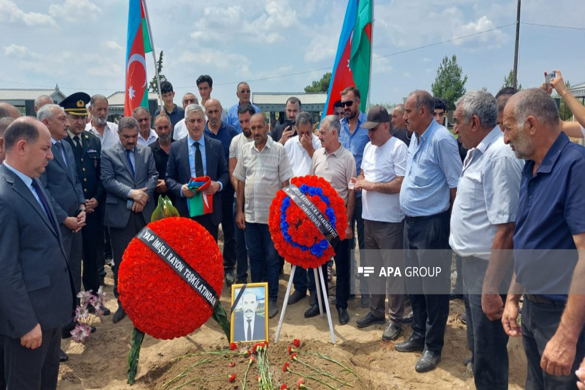 بقایای پدری که هنگام جستجوی پسرش در جنگ اول قره باغ مفقود شده بود در ایمیشلی به خاک سپرده شد - عکس 