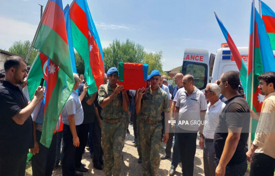 بقایای پدری که هنگام جستجوی پسرش در جنگ اول قره باغ مفقود شده بود در ایمیشلی به خاک سپرده شد - عکس 