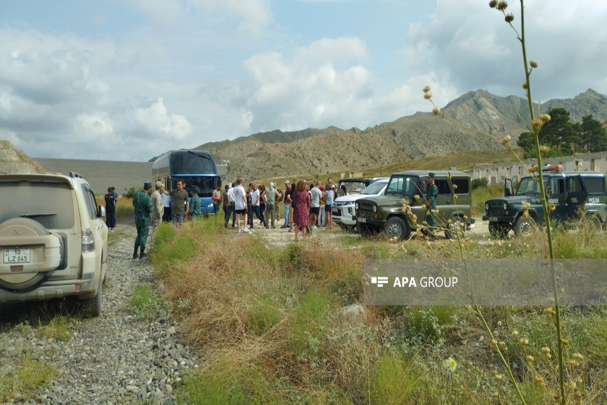 بازدید جمعی از مسافران بین المللی از پل خداآفرین - عکس 