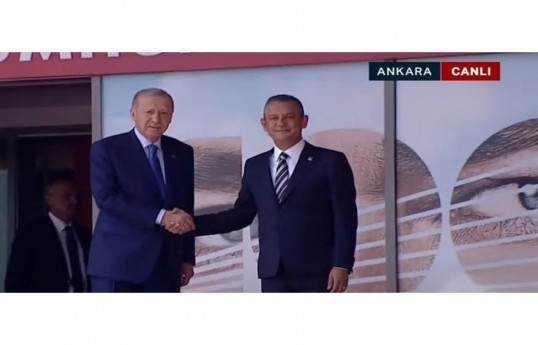 اردوغان پس از ۱۸ سال به مقر حزب جمهوری خواه خلق رفت