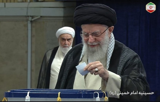 خامنه ای در انتخابات ریاست جمهوری رای داد