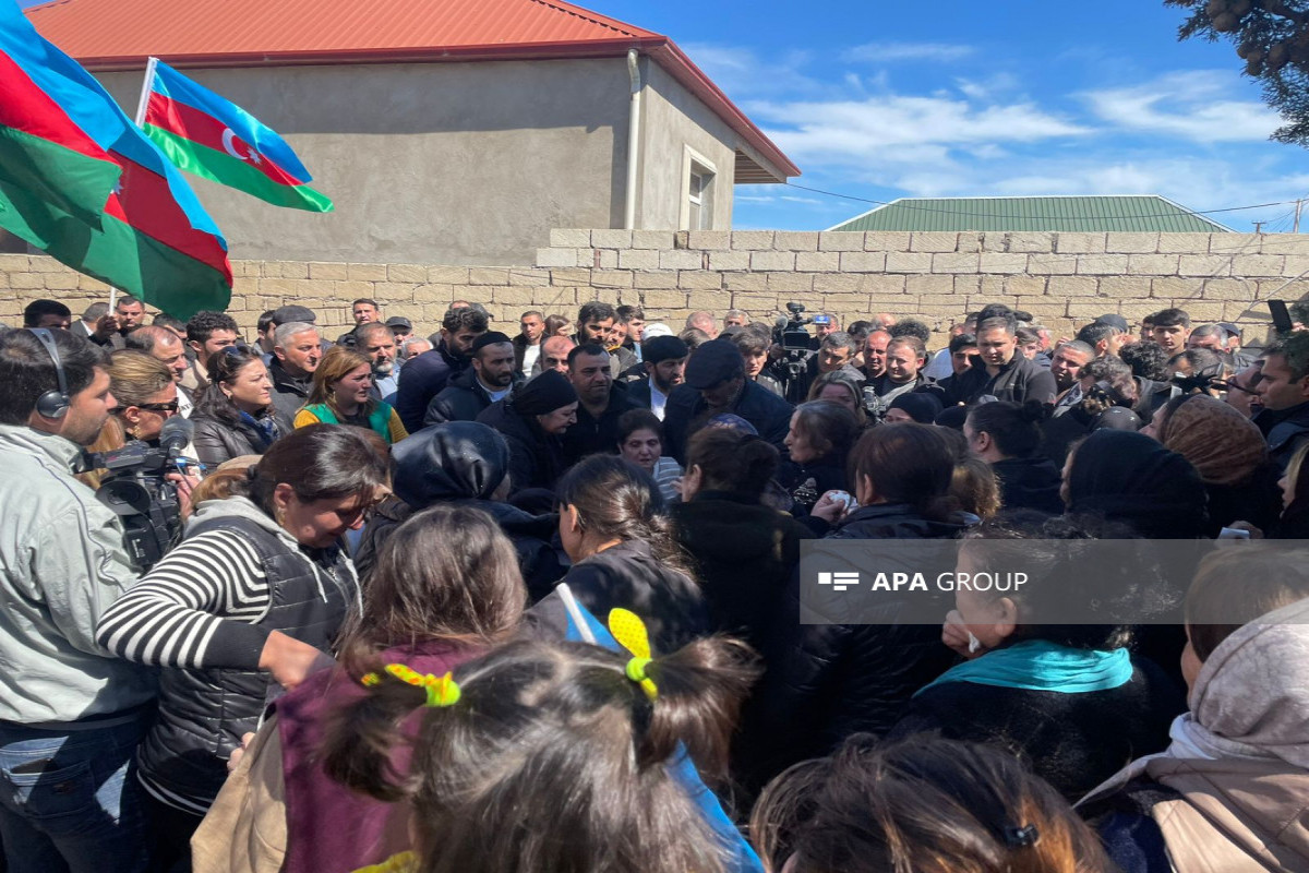 بقایای جسد آکیف محموداف مفقود شده در نسل کشی خوجالی پس از ۳۲ سال تشییع شد - عکس 