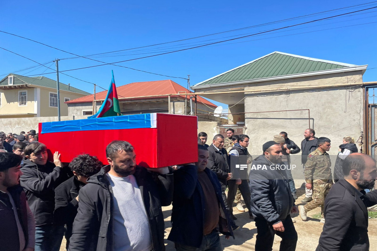 بقایای جسد آکیف محموداف مفقود شده در نسل کشی خوجالی پس از ۳۲ سال تشییع شد - عکس 