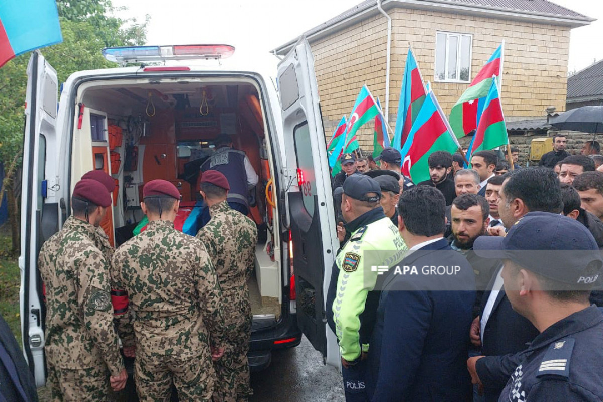 مراسم وداع با شهید مفقودالاثر جنگ اول قره باغ که هویتش پس از ۳۰ سال مشخص شد در لنکران برگزار شد - عکس 