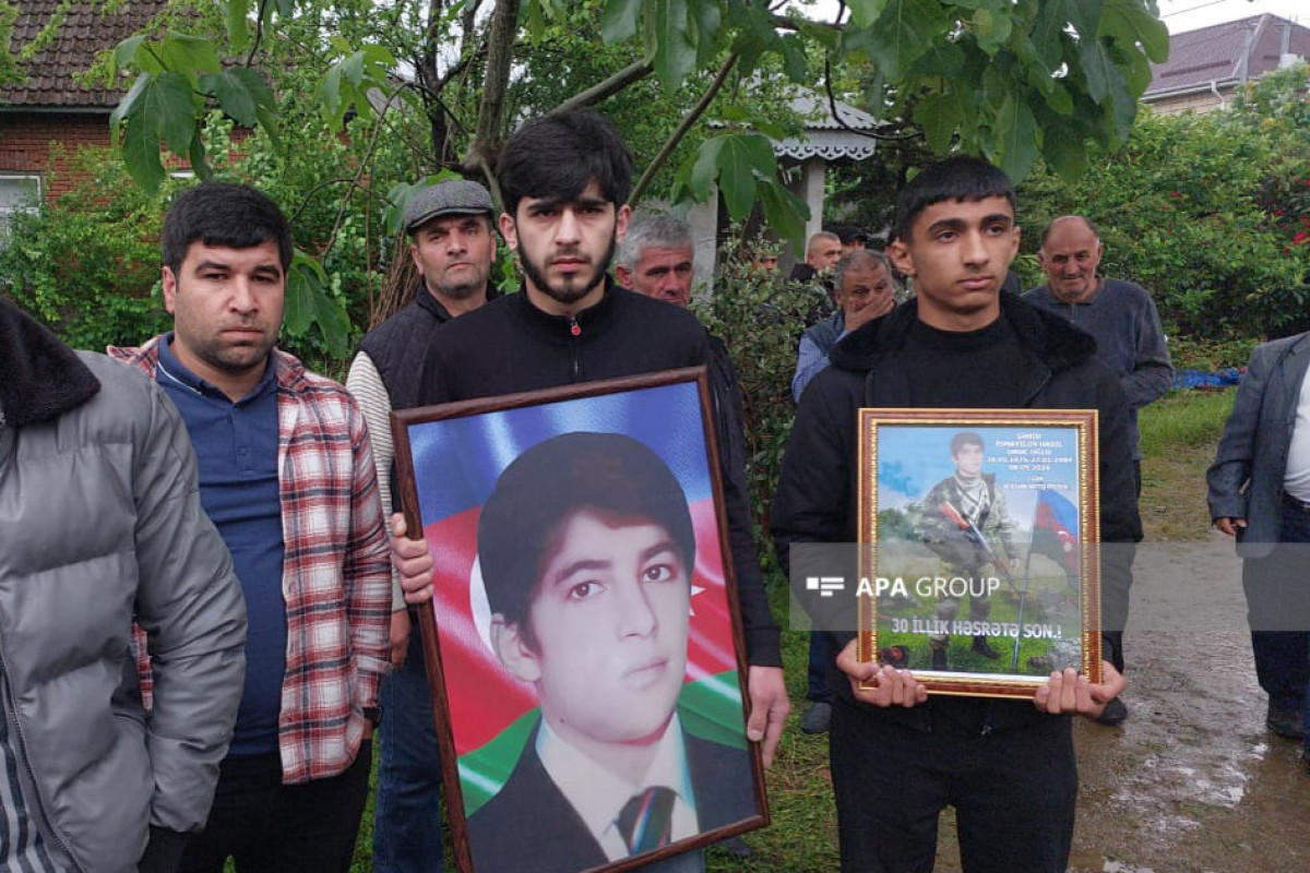مراسم وداع با شهید مفقودالاثر جنگ اول قره باغ که هویتش پس از ۳۰ سال مشخص شد در لنکران برگزار شد - عکس 