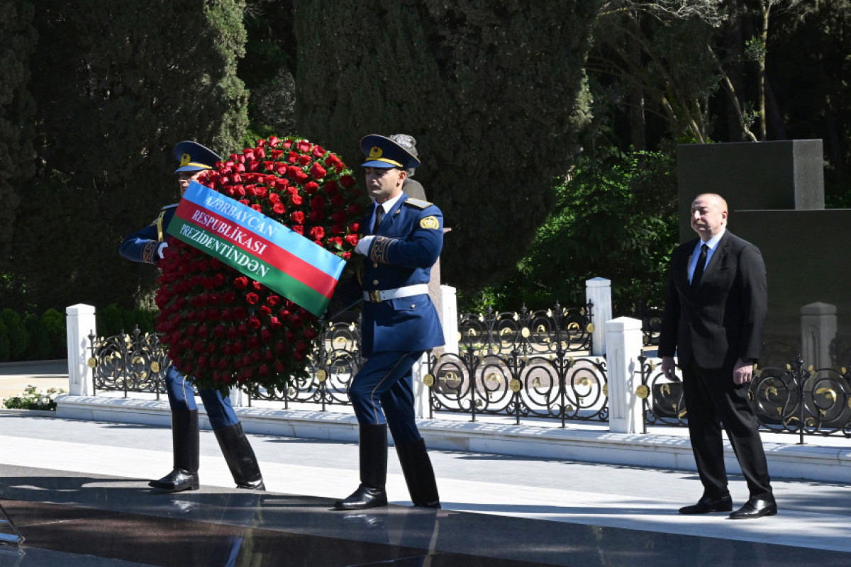 رئیس جمهور الهام علی اف و بانوی اول مهربان علیوا از مزار حیدر علی اف رهبر ملی آذربایجان بازدید کردند