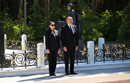 رئیس جمهور الهام علی اف و بانوی اول مهربان علیوا از مزار حیدر علی اف رهبر ملی آذربایجان بازدید کردند