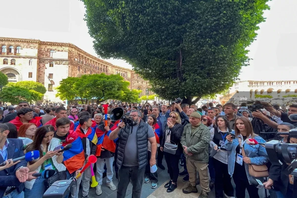 پلیس در ارمنستان ساختمان دولت را محاصره کرد، نیروهای ویژه در منطقه درگیر شدند - ویدئو 