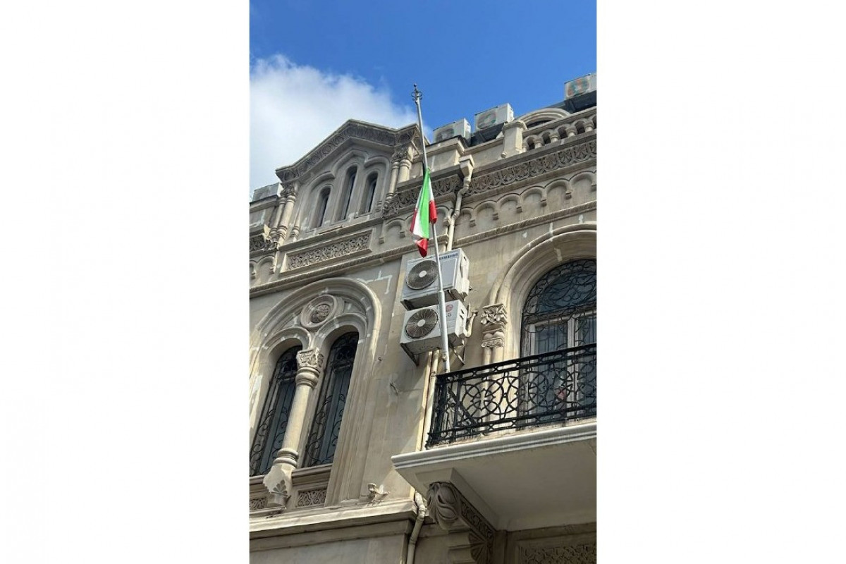 پرچم سفارت ایران در آذربایجان پایین کشیده شد - <span class="red_color">عکس