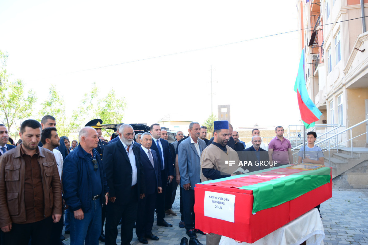 پیکر شهید مفقودالاثر جنگ اول قره باغ که هویتش ۳۰ سال بعد مشخص شد در باکو تشییع شد - عکس 