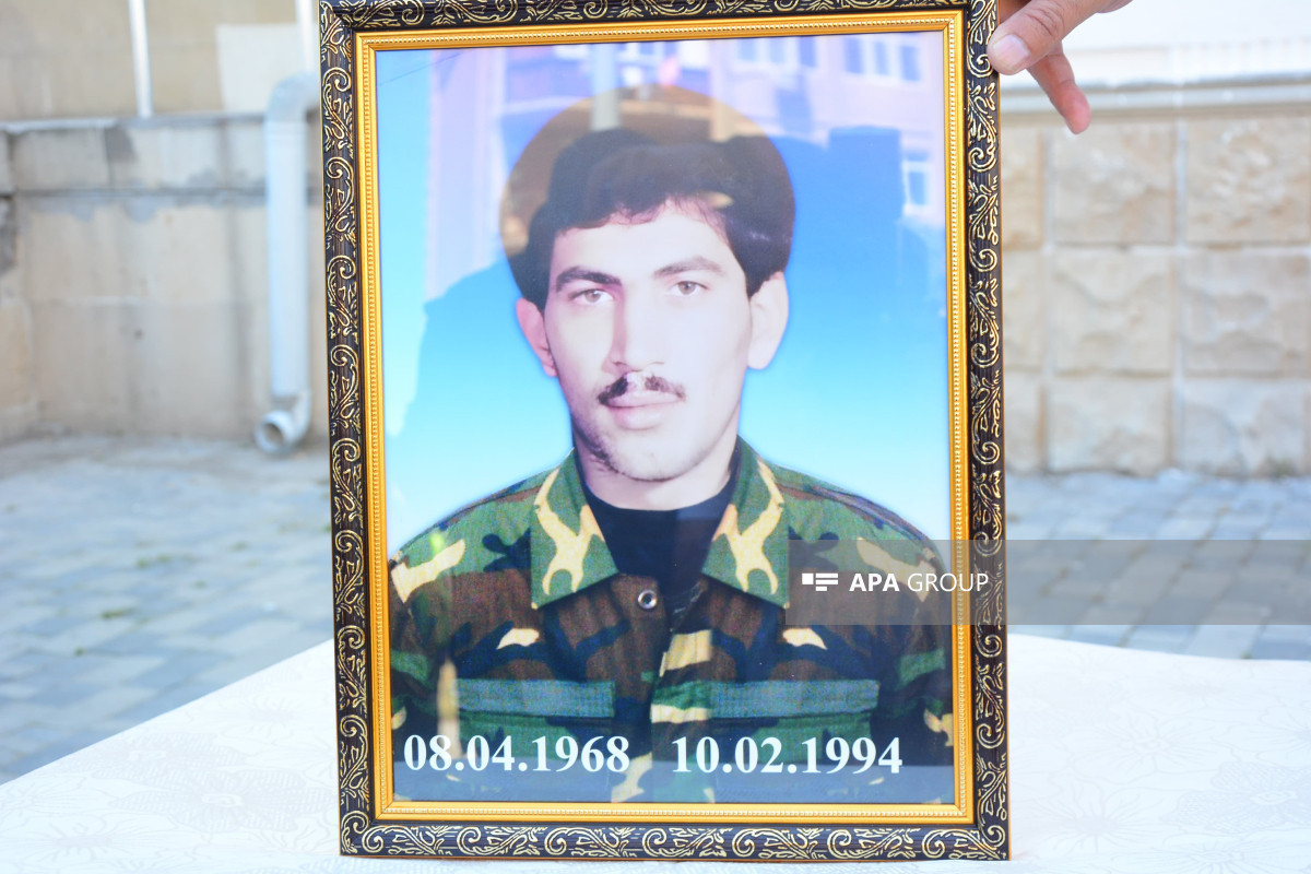 پیکر شهید مفقودالاثر جنگ اول قره باغ که هویتش ۳۰ سال بعد مشخص شد در باکو تشییع شد - عکس 