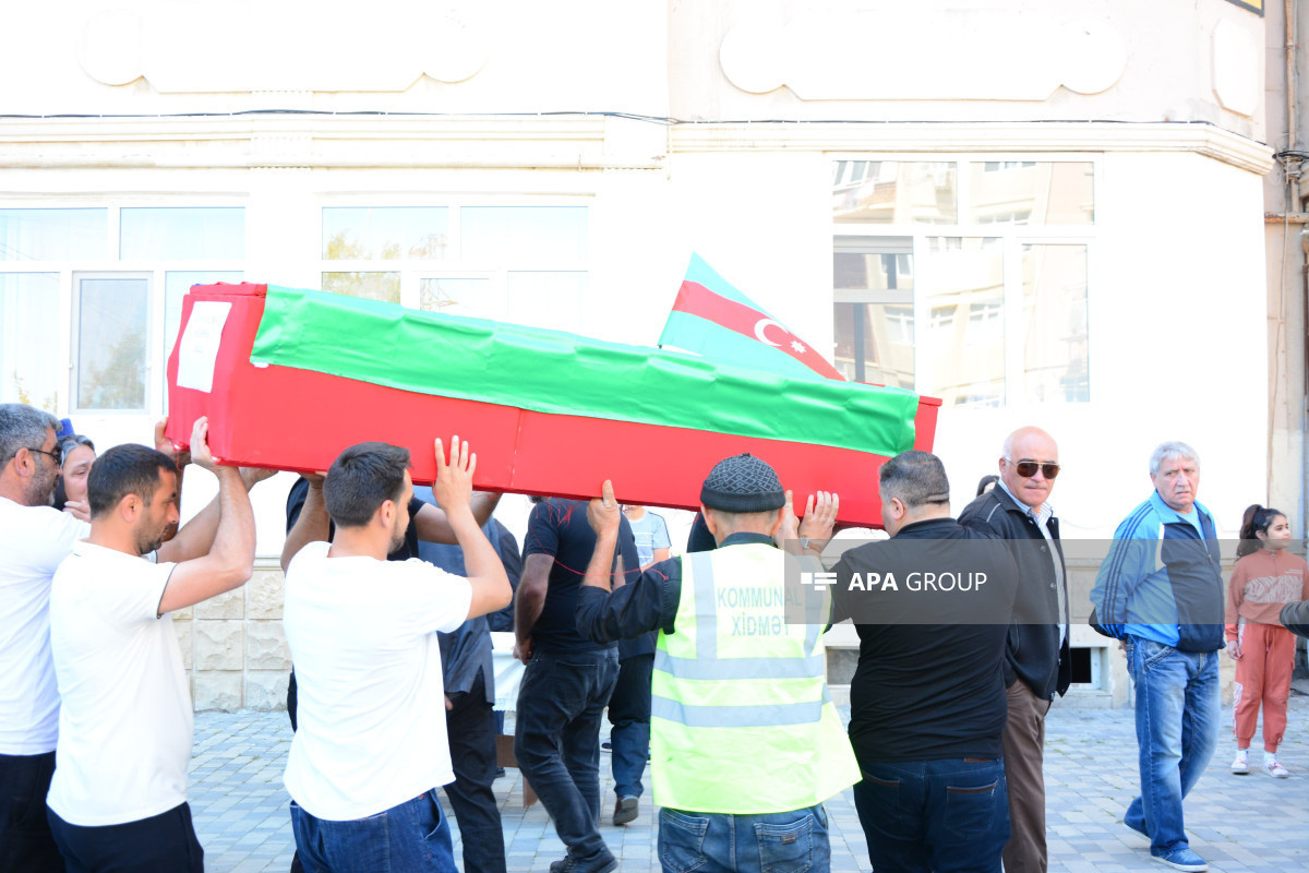 پیکر شهید مفقودالاثر جنگ اول قره باغ که هویتش ۳۰ سال بعد مشخص شد در باکو تشییع شد - عکس 