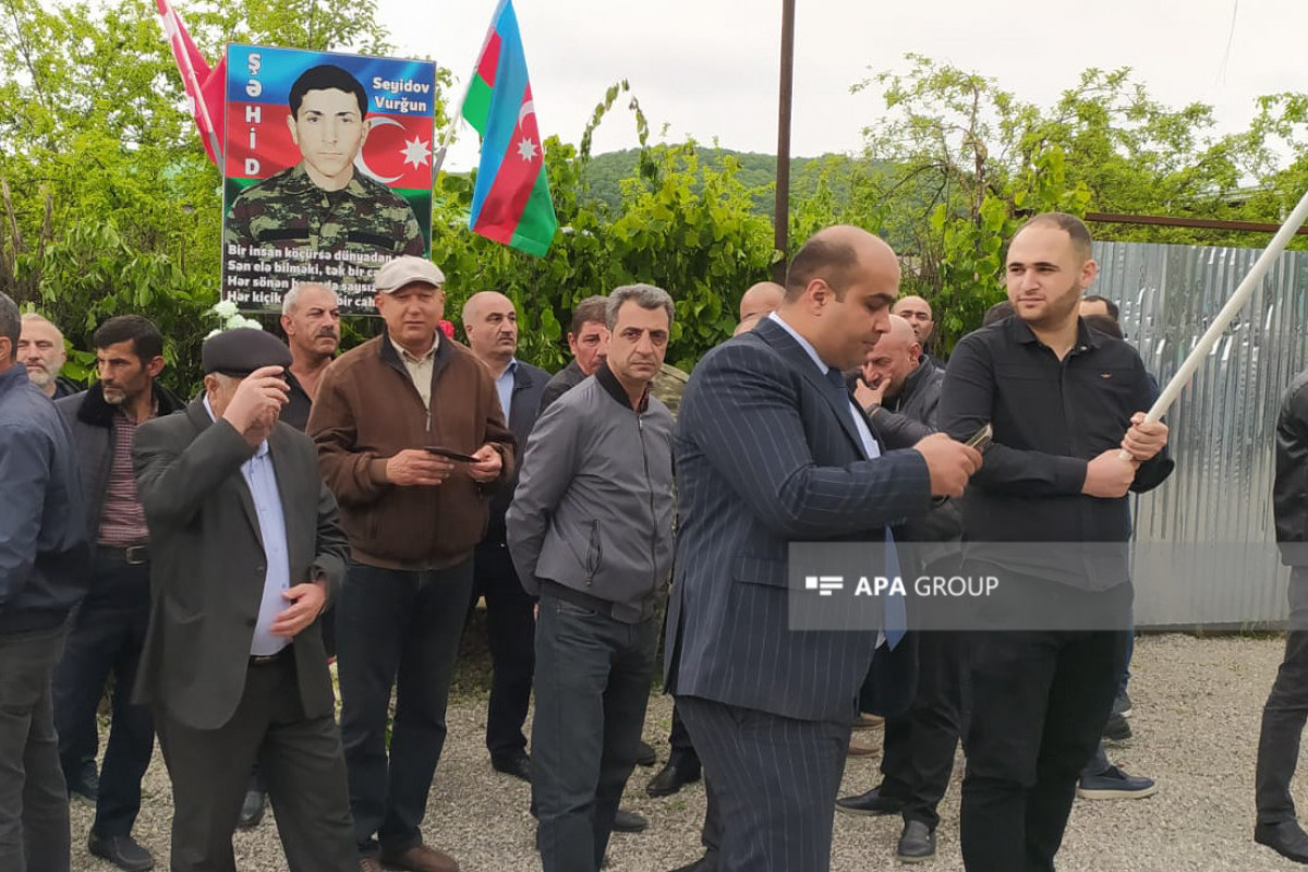 بقایای وورغون سیداف شهید جنگ اول قره باغ در آغسو به خاک سپرده شد - عکس 