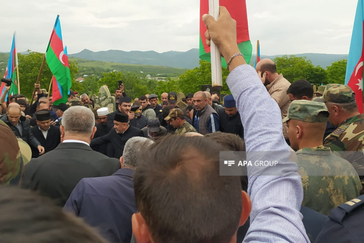 بقایای وورغون سیداف شهید جنگ اول قره باغ در آغسو به خاک سپرده شد - عکس 