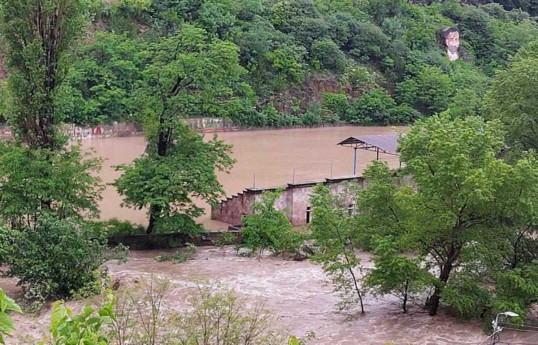 جاده بین ارمنستان و گرجستان آبگرفته است