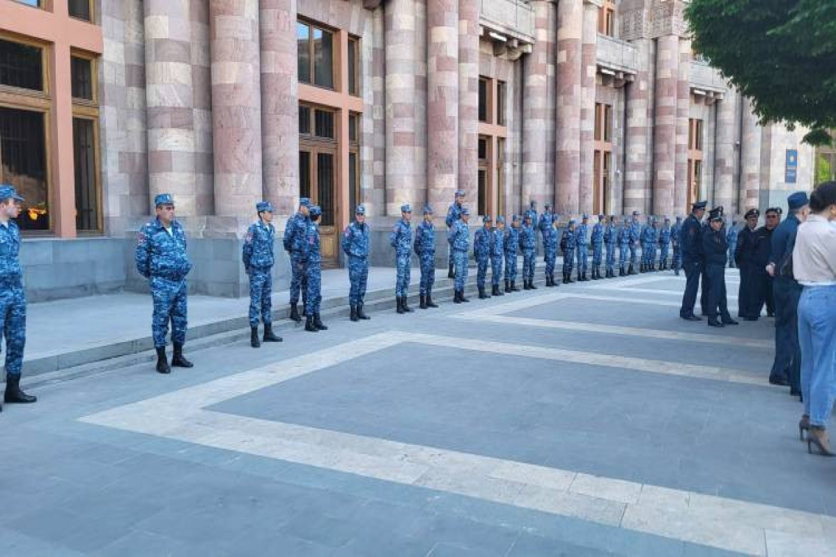 پلیس ارمنستان ساختمان دولت را محاصره کرد - ویدئو 