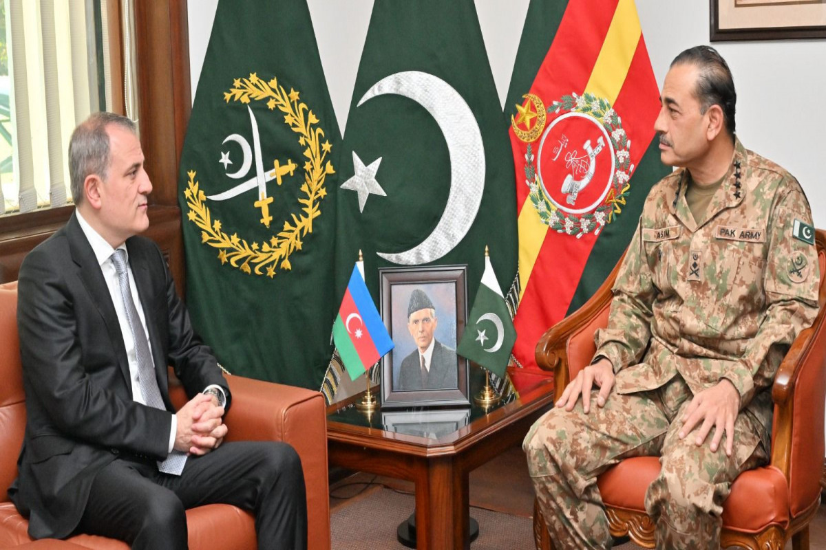 جیحون بایرام اف با فرمانده نیروی زمینی پاکستان دیدار کرد