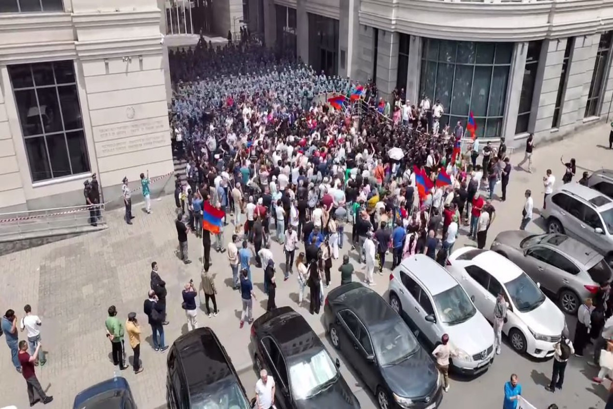 درگیری بین پلیس و معترضان در مقابل ساختمان وزارت امور خارجه در ایروان آغاز شد - ویدئو - <span class="red_color">به روز رسانی