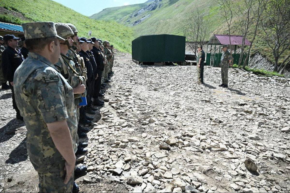 ذاکر حسن اف و حکمت میرزایف آمادگی رزمی ارتش را در مرز متعارف با ارمنستان بررسی کردند