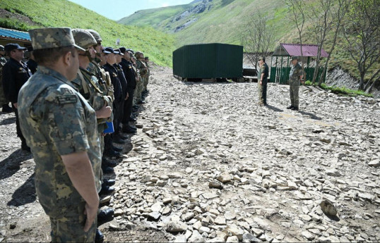 ذاکر حسن اف و حکمت میرزایف آمادگی رزمی ارتش را در مرز متعارف با ارمنستان بررسی کردند