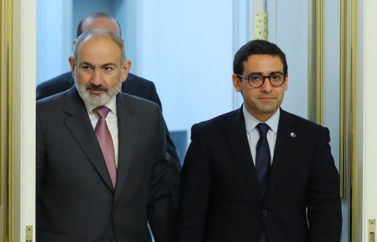 نیکول پاشینیان با وزیر امور خارجه فرانسه درباره توافق صلح ارمنستان و آذربایجان گفتگو کرد