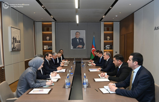 گفتگوی وزیر امور خارجه در خصوص مسائل امنیتی بین المللی با مشاور رئیس جمهور ایران