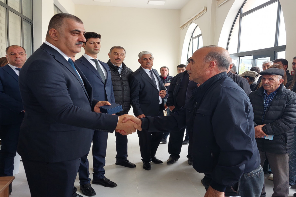 کاروان بعدی به روستای ساریجالی آغدام رسید؛ کلید منازل ۳۹ خانوار تحویل داده شد - عکس 